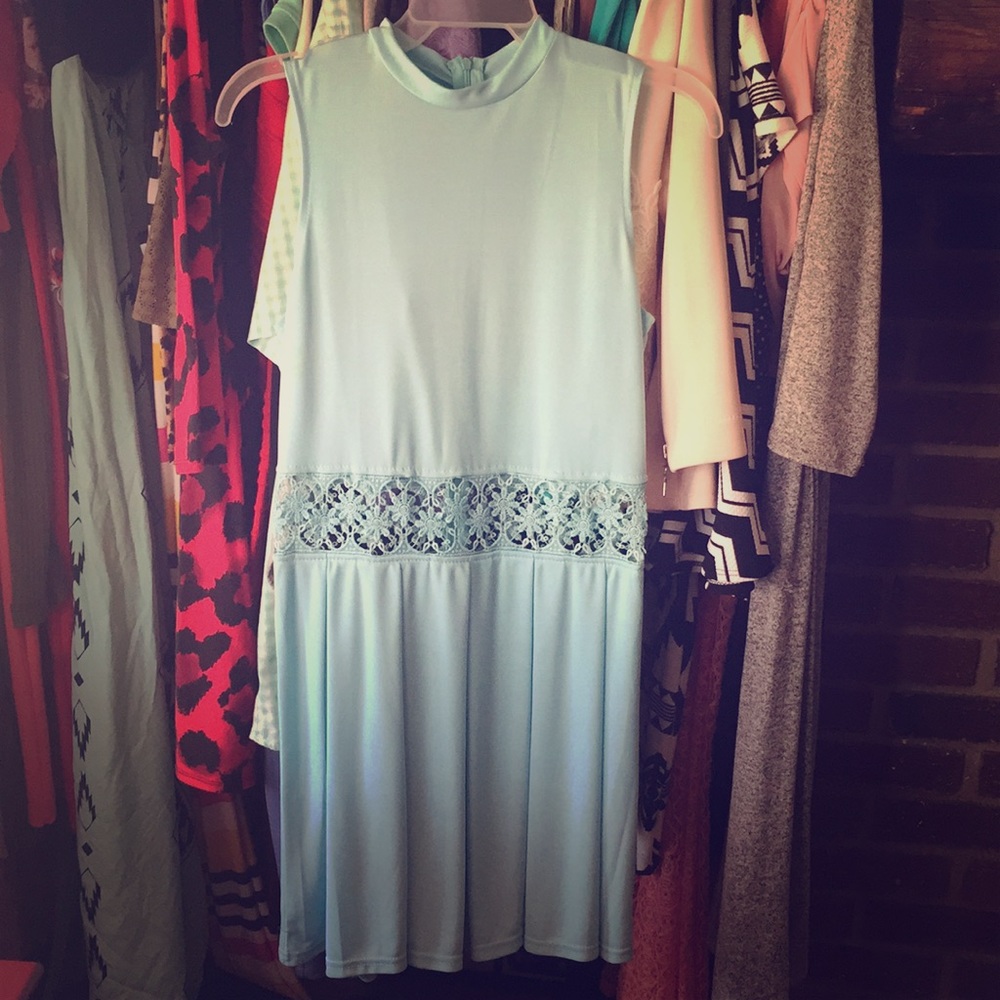 Spring flirt pleated dress with cutout